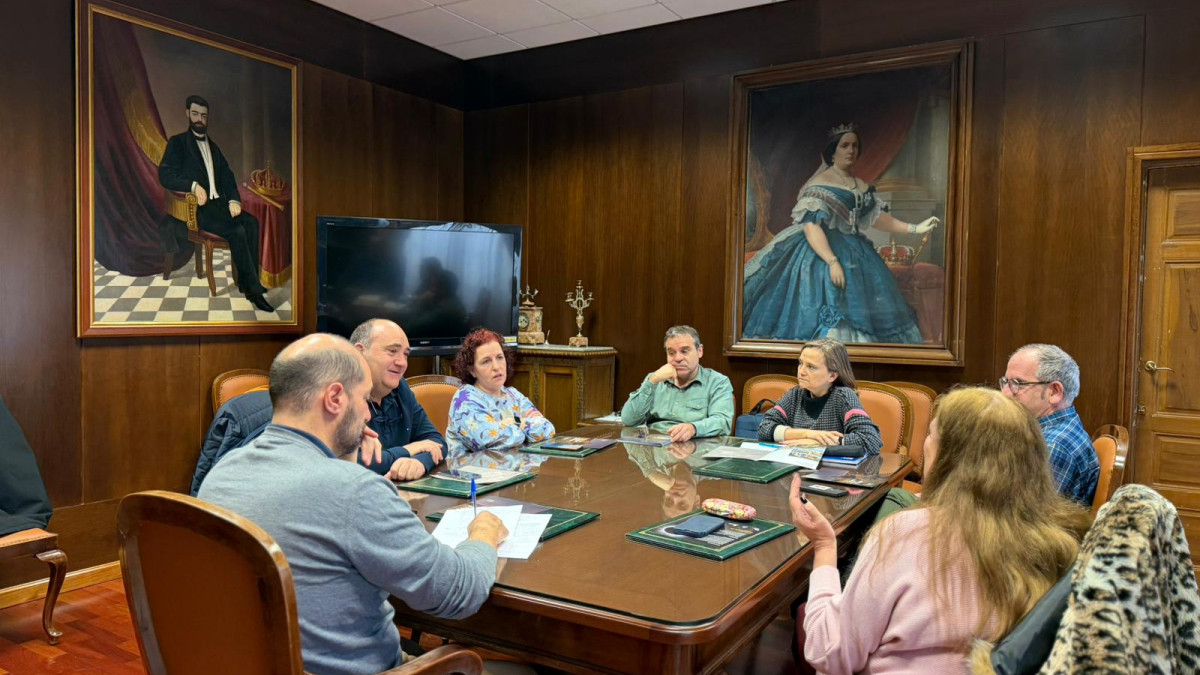 Imagen: La diputada de Turismo, Elia Jiménez, ha mantenido una reunión de trabajo con representantes de ASOHTUR y TURSORIA. 