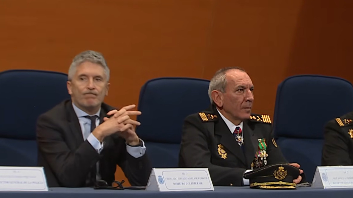 Imagen: El comisario principal José Ángel González (derecha), conocido como 'Jota', durante una comparecencia oficial junto al ministro de Interior Fernando Grnade-Marlaska