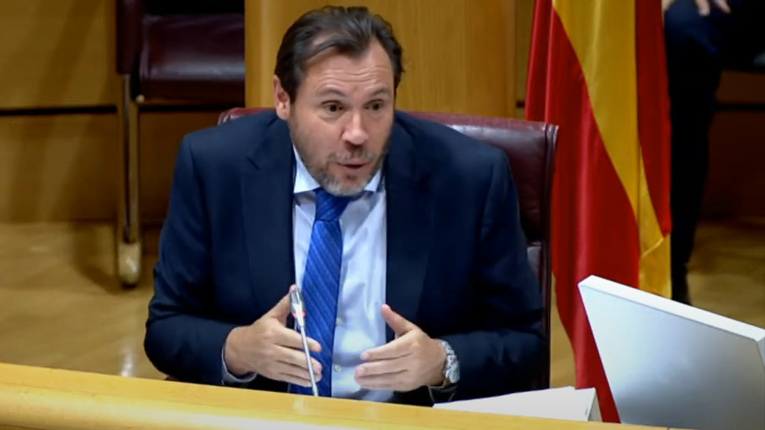 Imagen: Óscar Puente durante una intervención en el Senado, mostrando una expresión de preocupación.