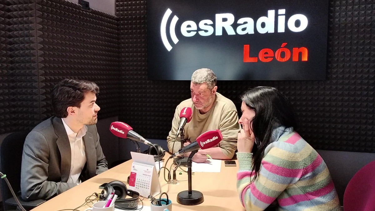 Imagen: Diego San Martín, nuevo presidente de AJE León, y Lorena González, miembro de AJE, durante la entrevista en el programa Manos Arriba 