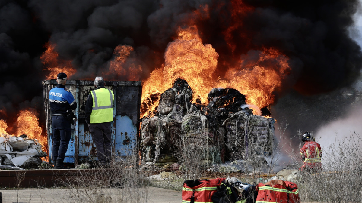 Imagen: Incendio originado esta madrugada en una nave de caucho y plásticos de La Bañeza