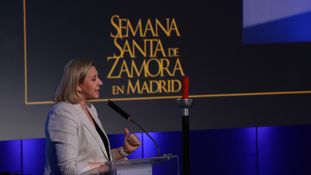 Imagen: La vicepresidenta Isabel Blanco durante el pregón de la Semana Santa de Zamora en la Casa de Zamora en Madrid junto a autoridades.