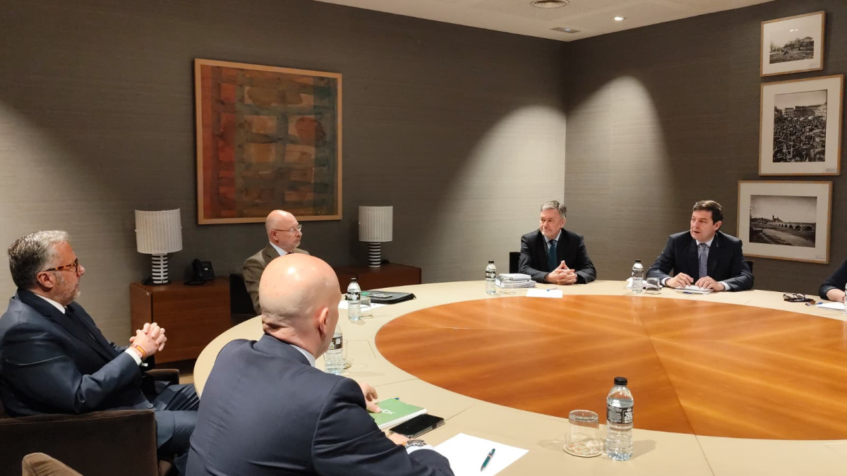 Imagen: esRadio CyL | Alfonso Fernández Mañueco y Carlos Pollán sentados en la mesa de negociación de las Cortes de Castilla y León durante su primera toma de contacto oficial en 2026