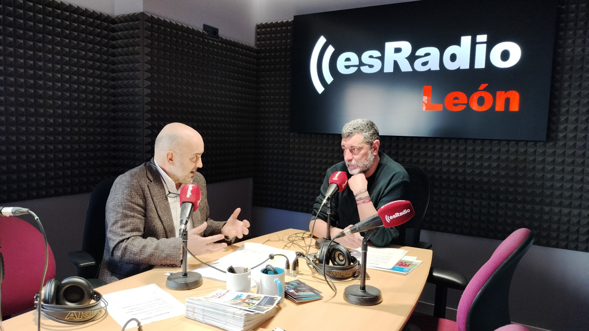 Imagen: El farmacéutico Javier Herradón durante la entrevista en el programa Manos Arriba de EsRadio León 