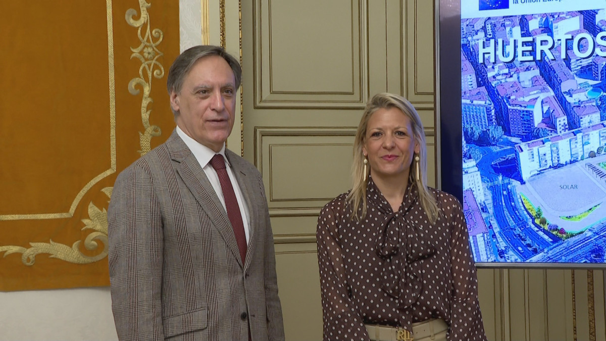 Imagen: El Alcalde, Carlos García Carbayo, junto  a la Concejala de Medio Ambiente María José Coca.