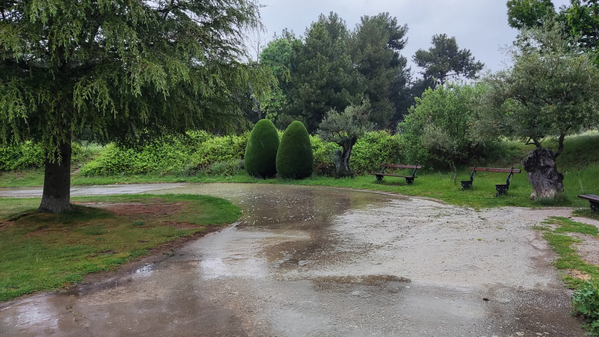 Imagen: Los paseos del parque de Bañuduras Bajas aparecen inundados por las lluvias
