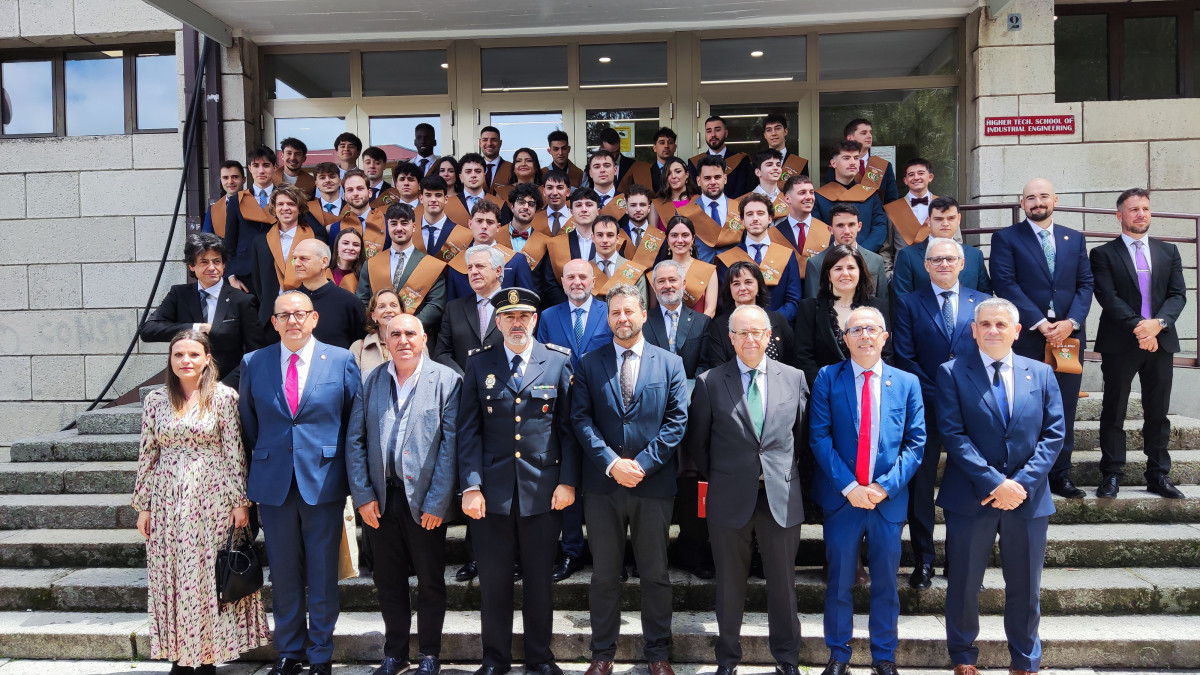 Imagen: Participantes en el acto de gracuación de alumnos de la Escuela de Ingeniería de Béjar