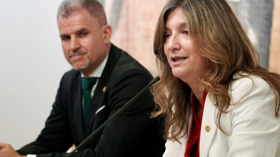 Imagen: Nuria González, explicando cómo se desarrollará el GRado de Medicina