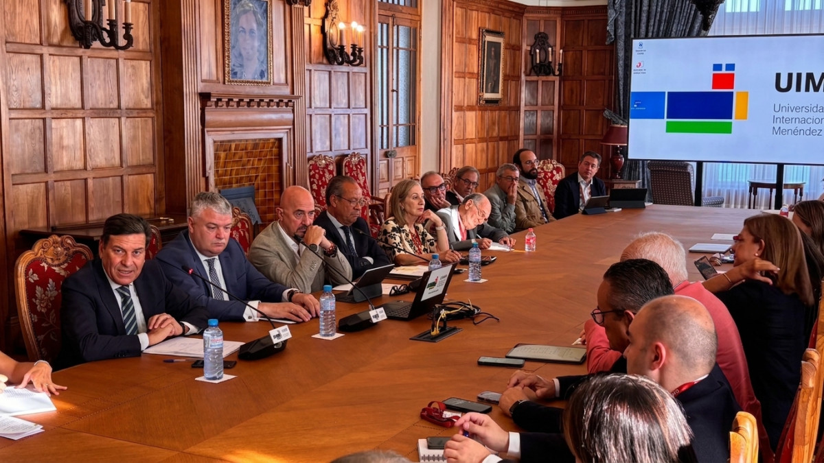Imagen: Carlos Fernández Carriedo interviene en el encuentro sobre políticas sanitarias en Santander.