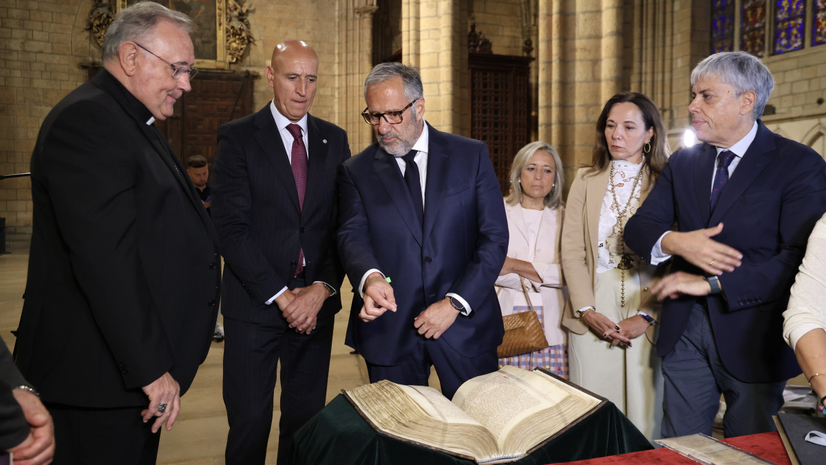 Imagen: El vicepresidente primero y consejero de Desregulación, Familia y Ayudas Sociales, Carlos Pollán, asiste a la entrega del Tumbo Legionense del archivo de la Catedral de León