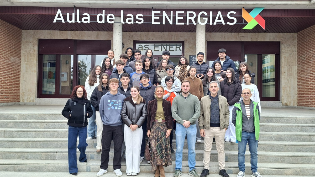 Imagen: La Concejala de Medio Ambiente, María José Coca, durante la visita al Aula de las Energías