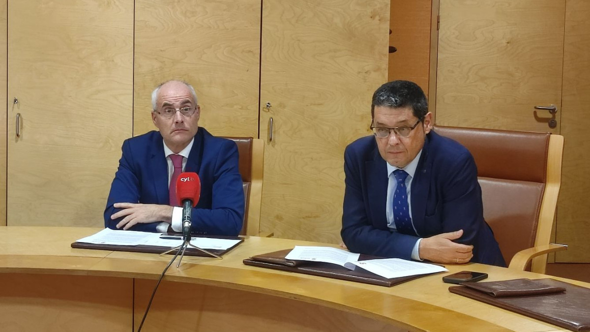 Imagen: El responsable del Turno de Oficio del ICAVA, Fernando Rosat, junto al decano, Javier Martín, este miércoles en Valladolid.
