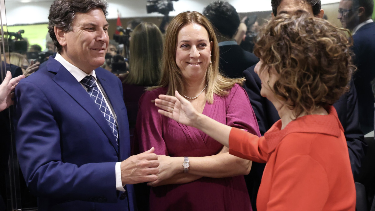 Imagen: ICAL | Juan Lázaro - El consejero de Economía y Hacienda, Carlos Fernández Carriedo, saluda a la vipresidenta primera y ministra de Hacienda, María Jesús Montero, en el pleno del Consejo de Política Fiscal y Financiera.