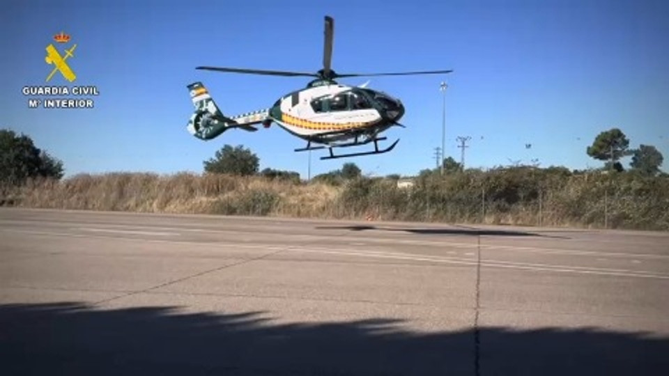 Imagen:  Helicóptero de la Guardia Civil sobrevolando una zona montañosa durante un operativo de rescate.