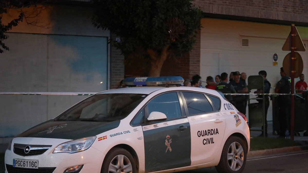 Imagen: GC |Guardias civiles delante del portal del inmueble donde una mujer ha sido apuñalada en Venta de Baños (Palencia) tras una discusión familiar
