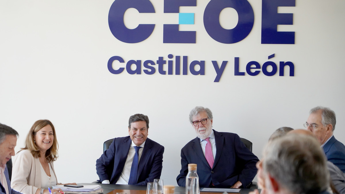 Imagen: ICAL. El consejero de Economía y Hacienda, Carlos Fernández Carriedo, y el presidente de CEOE en Castilla y León, Santiago Aparicio, en una reunión sobre el tejido empresarial de la comunidad.