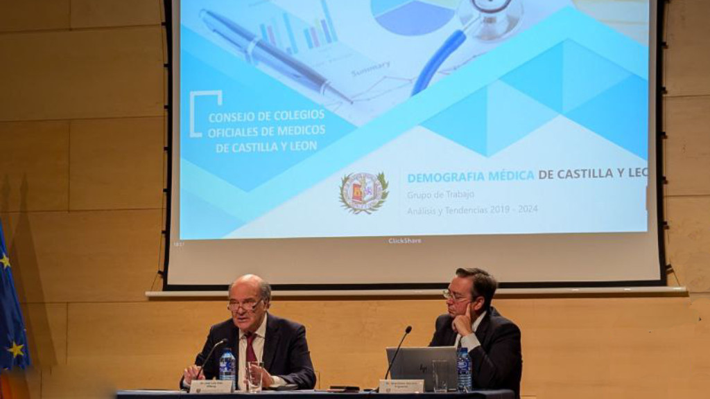 Imagen: El presidente del Consejo de Colegios Oficiales Médicos de Castilla y León, José Luis Díaz Villarig, y el presidente del Colegio de Médicos de Segovia, Graciliano Estrada, presentan el estudio ‘Demografía médica en Castilla y León’.