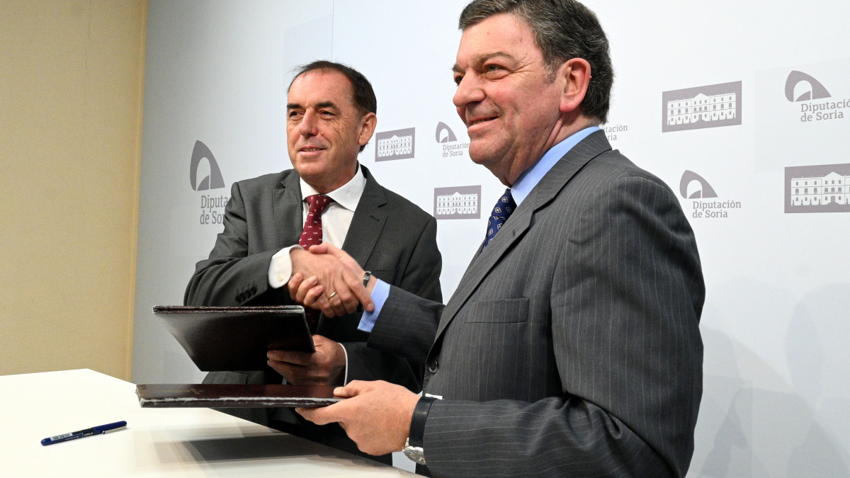 Imagen: Benito Serrano, presidente de la Diputación, y Luis Miguel González Gago, consejero de la Presidencia de la Junta, en la firma del protocolo. 