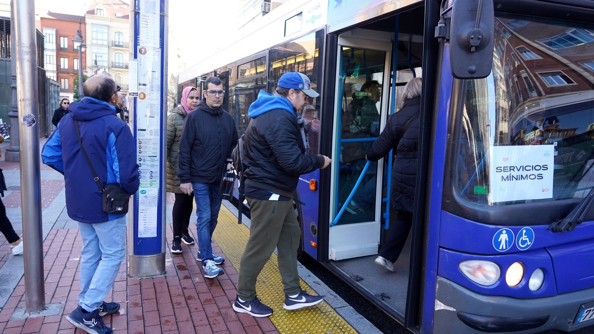 Imagen: ICAL. Pasajeros montando en autobús durante la jornada de huelga en AUVASA.