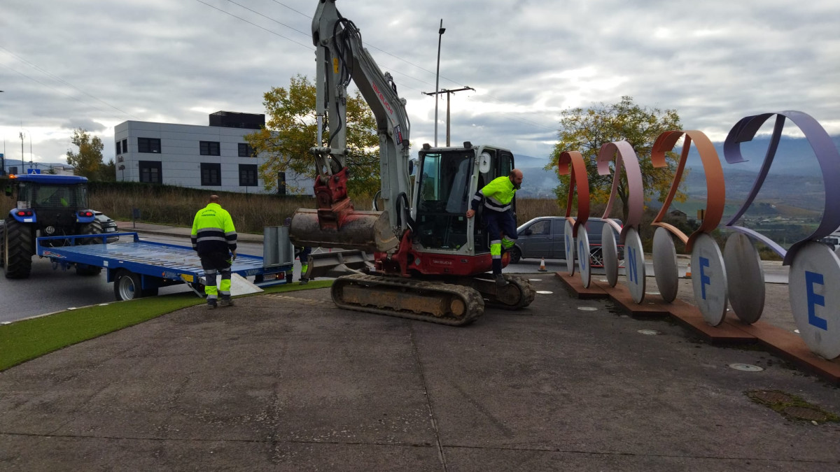 Imagen: Trabajos para la retirada del monumento de su actual emplazamiento