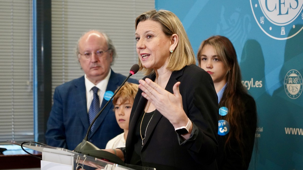 Imagen: ICAL. La vicepresidenta de la Junta y consejera de Familia, Isabel Blanco, anuncia que el Pacto Social por las Familias estará listo antes de que acabe el año.