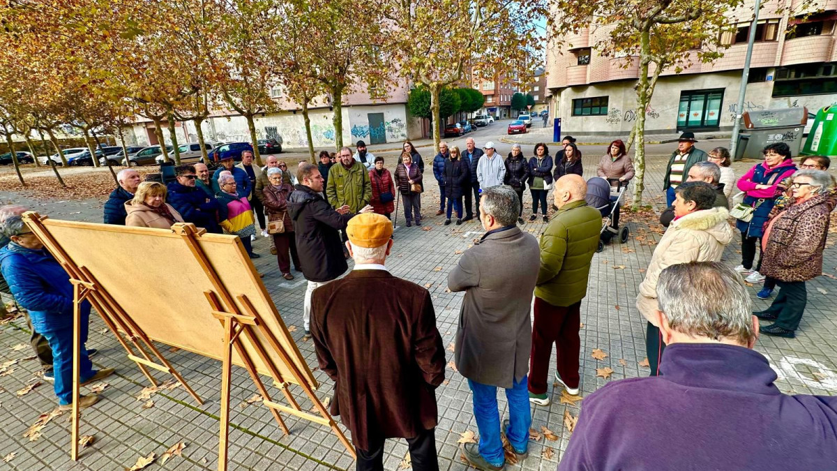 Imagen: Iván Alonso traslada a los vecinos de las calles Hermanos Pinzón y Don Pelayo las mejoras en la zona