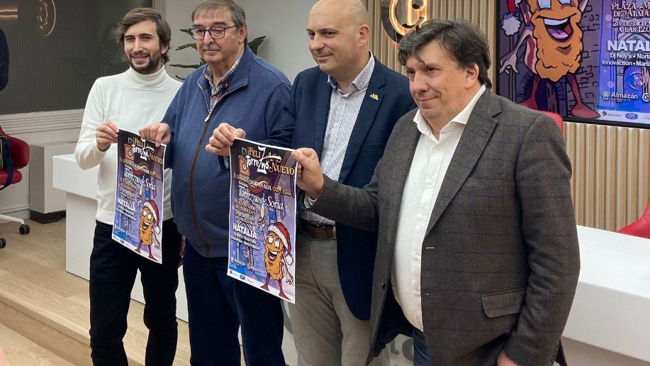 Imagen: En la imagen, el productor Iván Manrique, Samuel Moreno, presidente de la Asociación del Torrezno, Juan José Delgado, Director de la Marca de Garantía, y Jesús Cedazo, alcalde de Almazán. 