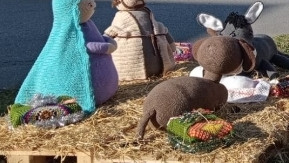 Imagen: Belén de ganchillo el día de la inauguración