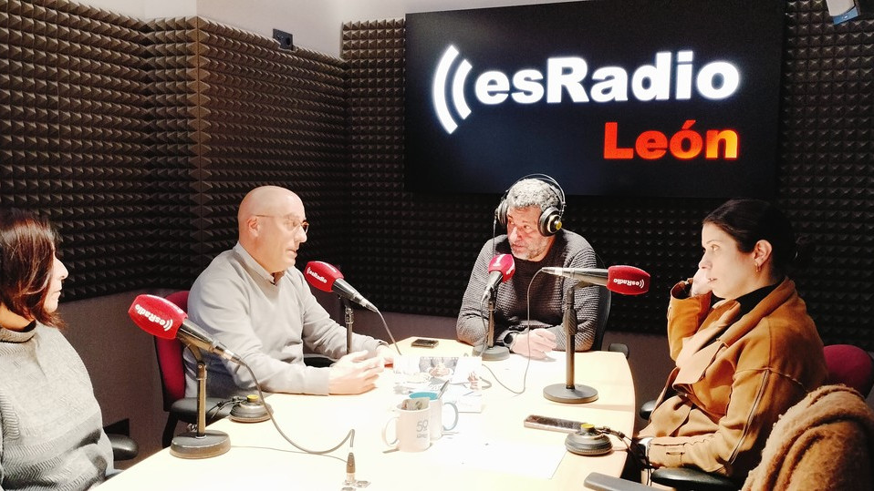 Imagen: Juan Mateo Fernández y Natividad Mainar, representantes de la Residencia Geriátrica Arroyo de Valdearcos durante el programa Manos Arriba FM de EsRadio León / EsRadio León 