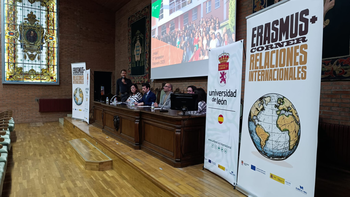 Imagen: ULE/El vicerrector de la Universidad de León, José Alberto Benítez, ha dado la bienvenida este martes en un acto en la Facultad de Veterinaria, a los nuevos estudiantes internacionales.