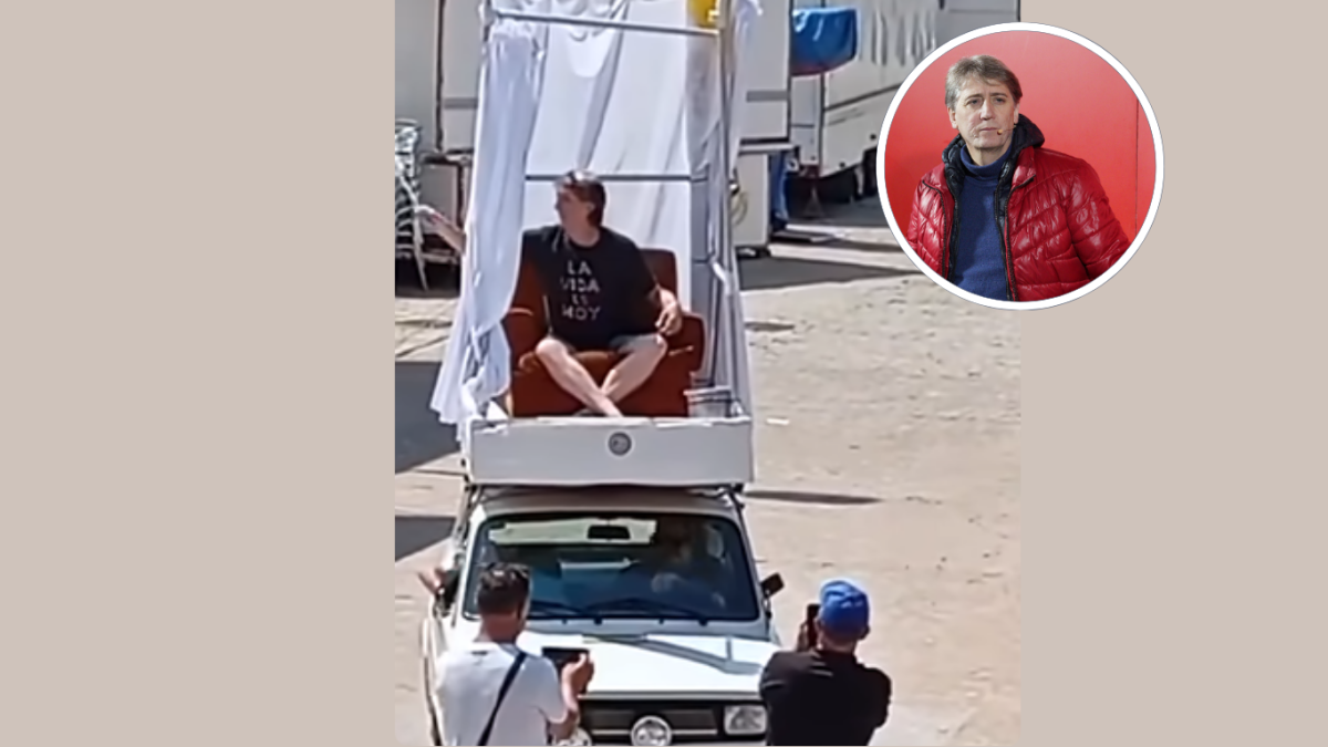 Imagen: esRadio. Carlos Martínez, alcalde de Soria y secretario general del PSCYL, subido en un 'Papa móvil' paródico.