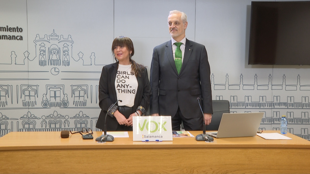 Imagen: Alejandro Miguel Pérez de la Sota y María Ángeles Carpio durante su comparecencia