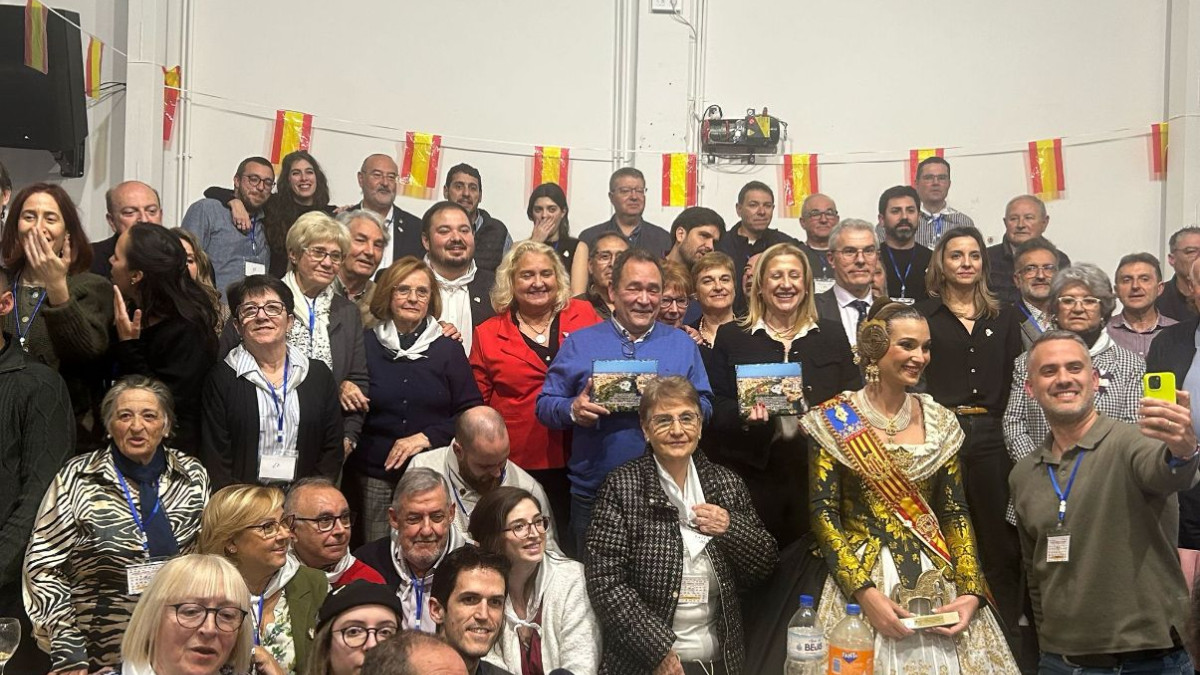 Imagen: Asistentes a la celebración de la Casa de Soria en Valencia, con la presencia de la Fallera Mayor, Berta Peiró García. 