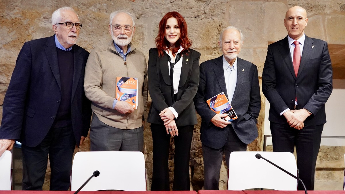 Imagen: La astronauta leonesa Sara García Alonso presenta su libro Órbitas: Apuntes de una vida en continua exploración’  acompañada por el alcalde, José Antonio Diez, y por los escritores y Leoneses del Año,  Juan Pedro Aparicio, Luis Mateo Díez y José María Merino