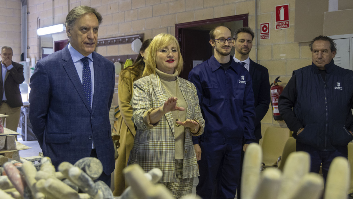 Imagen: Susana Martín - La consejera de Industria, Comercio y Empleo, Leticia García, visita junto al alcalde de Salamanca, Carlos García Carbayo, los programas de formación y empleo que la Junta de Castilla y León desarrolla en colaboración con el Ayuntamiento.