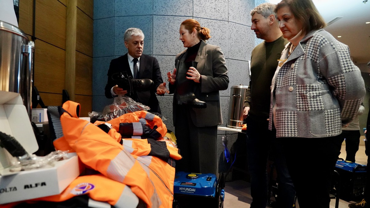 Imagen:  La directora general de la Agencia de Protección Civil y Emergencias, Irene Cortés y el delegado territorial de la Junta en León, Eduardo Diego, entregan material a dos nuevas agrupaciones de voluntarios de León