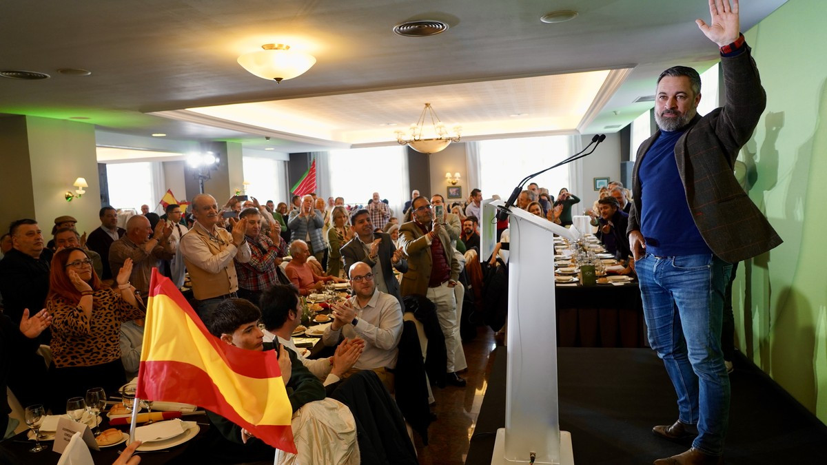 Imagen: ICAL. Santiago Abascal, líder nacional de VOX, arremete contra los aranceles de Donald Trump en un acto en Valladolid.