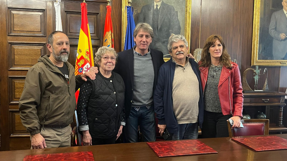 Imagen: El alcalde de Soria, junto a representantes de CCOO, y a los hijos de Marcelino Camacho. 