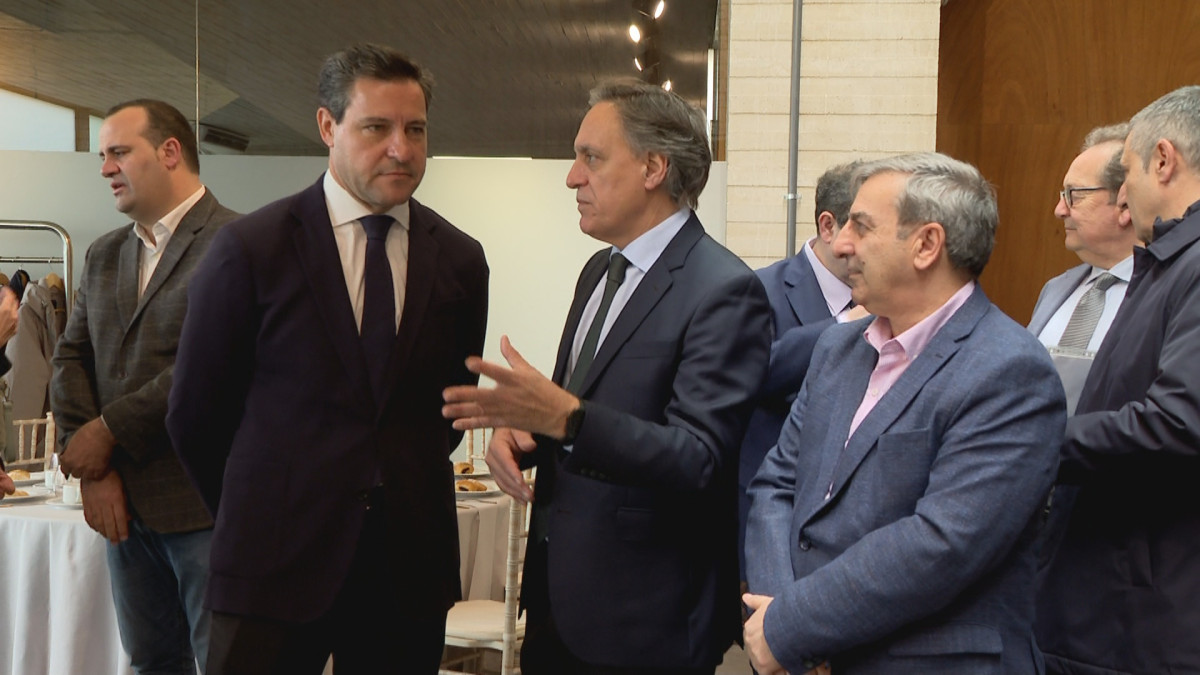 Imagen: El eurodiputado del PP, Raúl de la Hoz, el Presidente del PP de Salamanca y Alcalde de la ciudad, Carlos García Carbayo, y el consejero de Movilidad y Transformación Digital de la Junta, José Luis Sanz