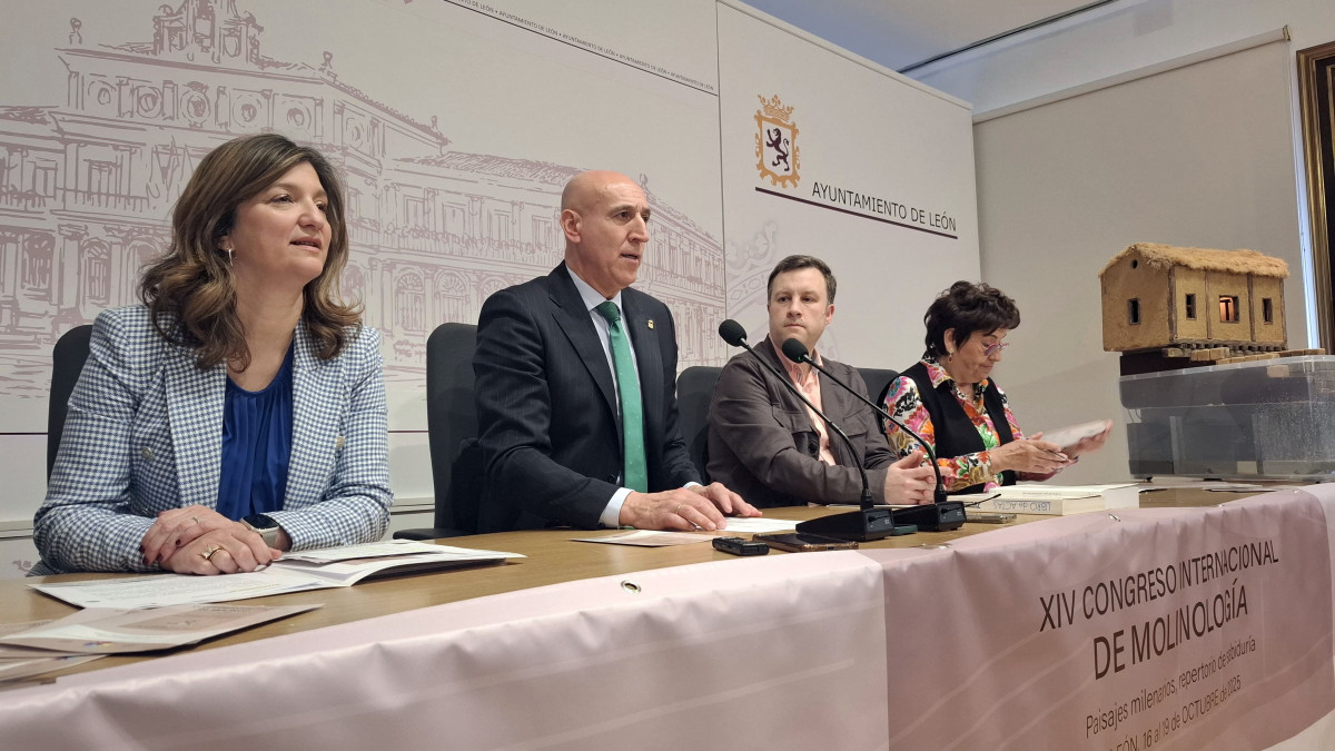 Imagen: ICAL / La rectora de la Universidad de León, Nuria González, y el alcalde de León, José Antonio Diez, presentan el XIV Congreso Internacional de Molinología