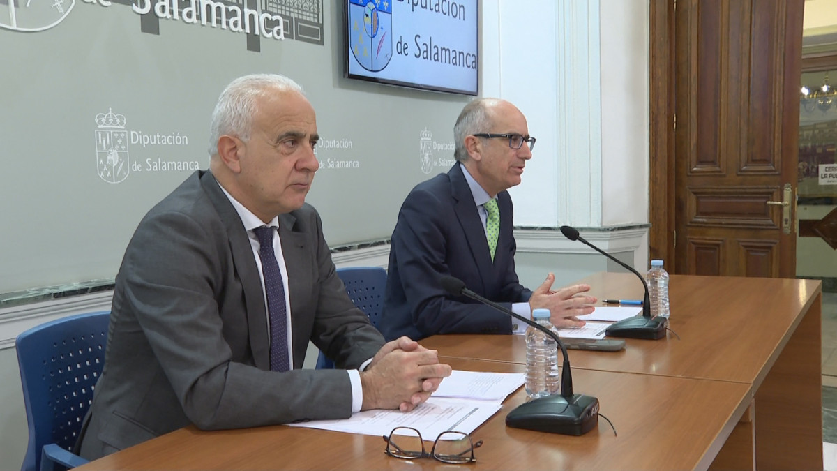 Imagen: El Diputado de Carreteras, Jesús María Ortiz, junto al Presidente de la Diputación de Salamanca, Javier Iglesias.