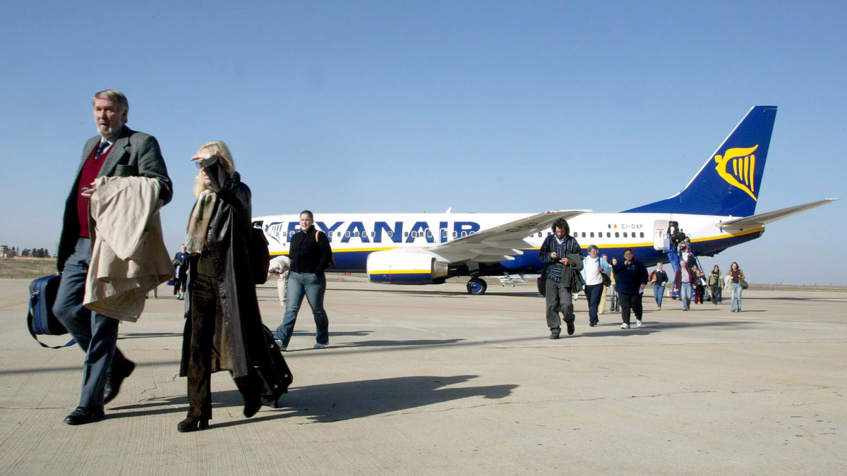 Imagen: Leticia Pérez / ICAL . Llegada del primer vuelo de Ryanair Londres-Valladolid al aeropuerto de Villanubla (Valladolid) en el año 2023
