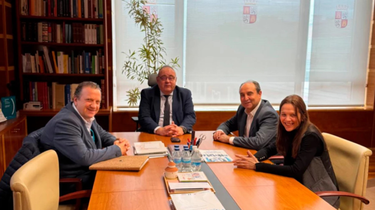 Imagen: Reunión entre el Sindicato de Veterinarios de Castilla y León y Consejería de Sanidad.