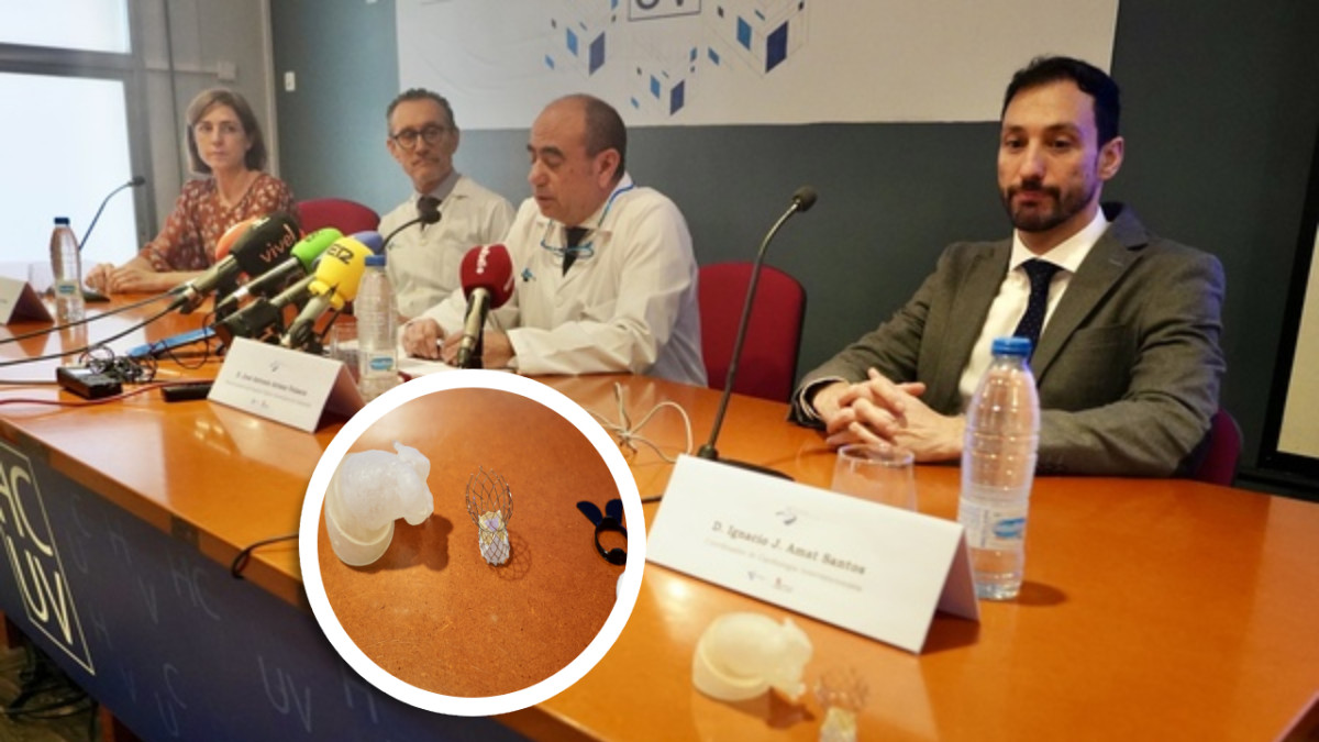 Imagen: Leticia Pérez / ICAL . El gerente del Hospital Clínico Universitario de Valladolid, José Antonio Arranz Velasco, acompañado por miembros del equipo médico responsable, informa sobre un reciente procedimiento intervencionista en válvula aórtica, pionero a nivel mundial.