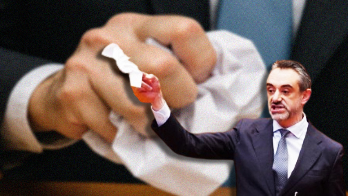 Imagen: El portavoz de Vox, David Hierro, durante su intervención tras ese