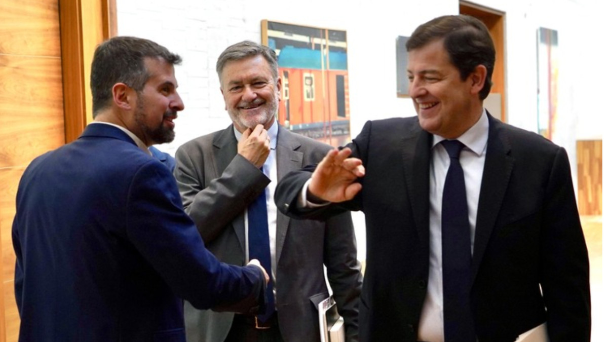 Imagen: Miriam Chacón - El presidente de la Junta Alfonso Fernández Mañueco se despide de Luis Tudanca tras su última intervención como portavoz parlamentario socialista