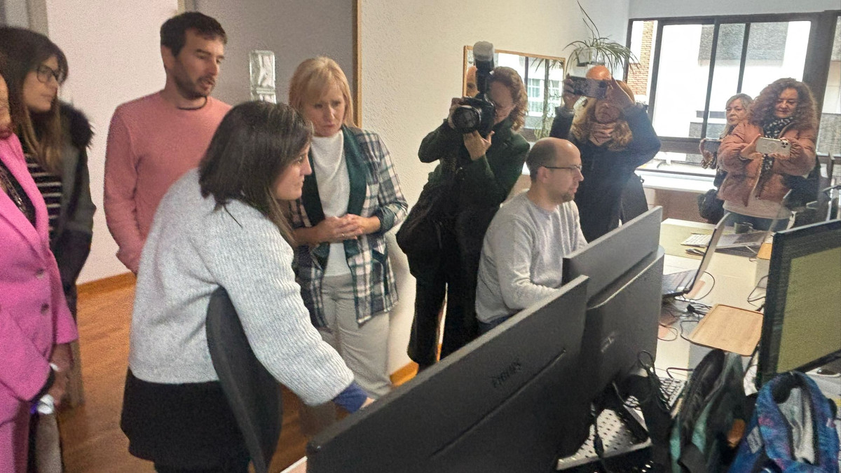 Imagen: La Consejera de Industria, Comercio y Turismo de Castilla y León, Leticia García, visita en Ponferrada la sede de la empresa 'Panacea'.