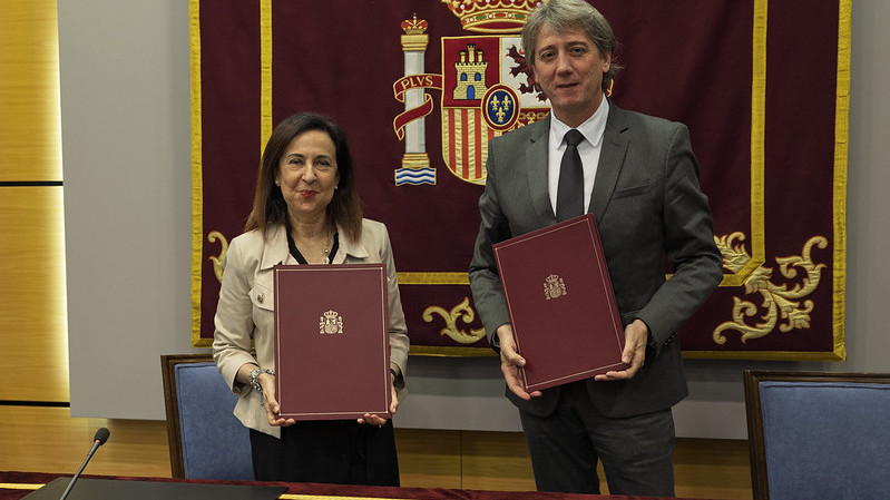Imagen:  El acto de la firma ha estado presidido por el alcalde de Soria, Carlos Martínez, y la ministra de Defensa, Margarita Robles.