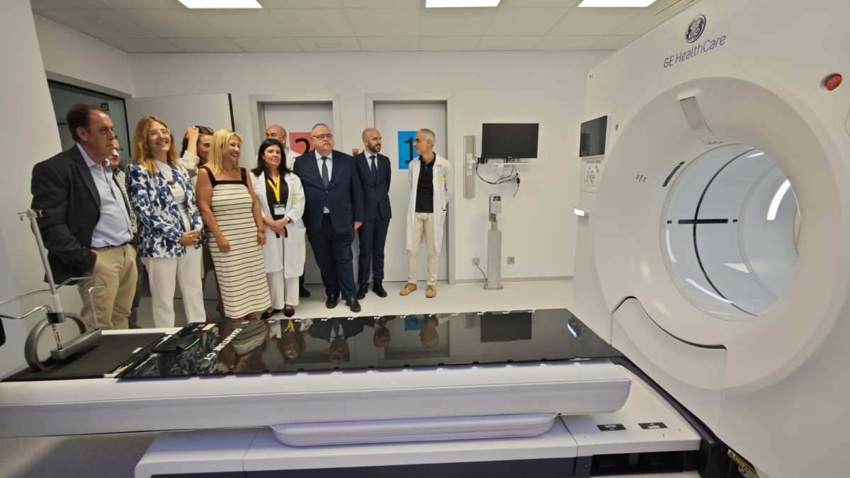 Imagen: El acto ha contado además con la presencia de la delegada territorial de la Junta en Soria, Yolanda de Gregorio, el equipo directivo de la Gerencia de Asistencia Sanitaria, la jefa de Servicio de Oncología Radioterápica del Hospital Universitario de Burgos, Eva Corrales, el jefe del Servicio de Radiofísica del mismo centro, Javier Sánchez Jiménez, así como asociaciones de pacientes.