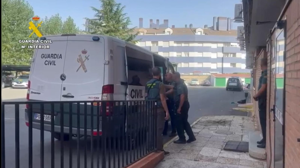 Imagen: Guardia Civil. Detienen a un trabajador forestal por provocar el fuego en Mombeltrán (Ávila).